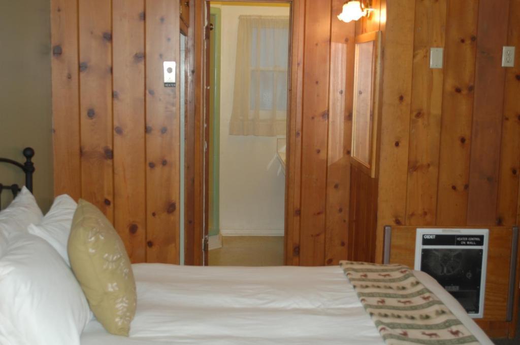 Trees Motel Bishop Room photo