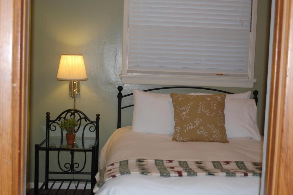 Trees Motel Bishop Room photo