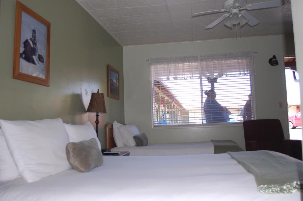 Trees Motel Bishop Room photo