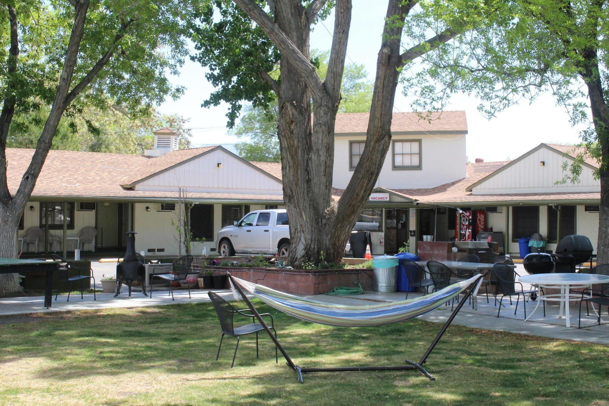 Trees Motel Bishop Exterior photo